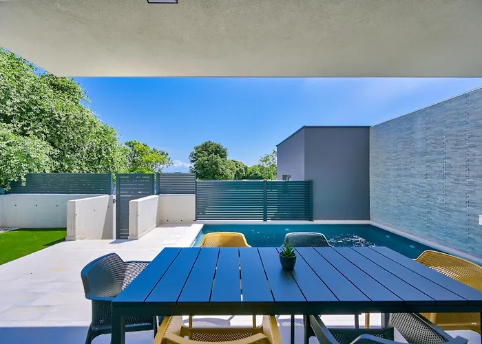 Villa Coastal Charm Liznjan With Private Pool