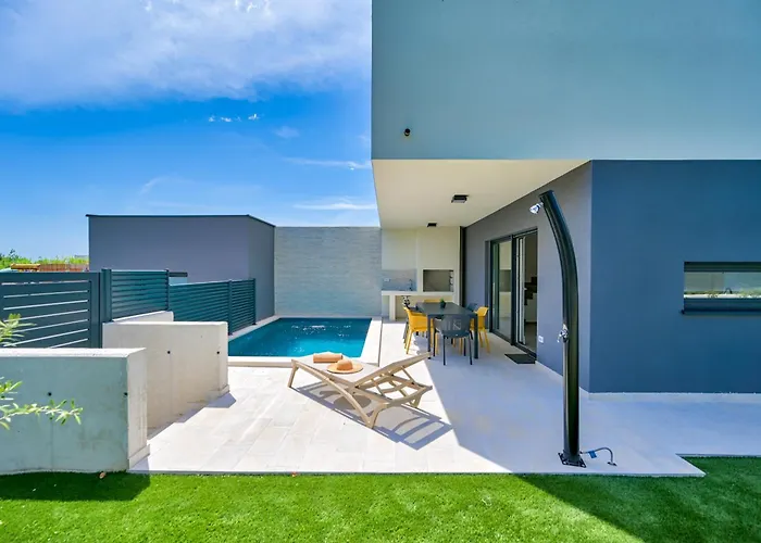 Villa Coastal Charm Liznjan With Private Pool